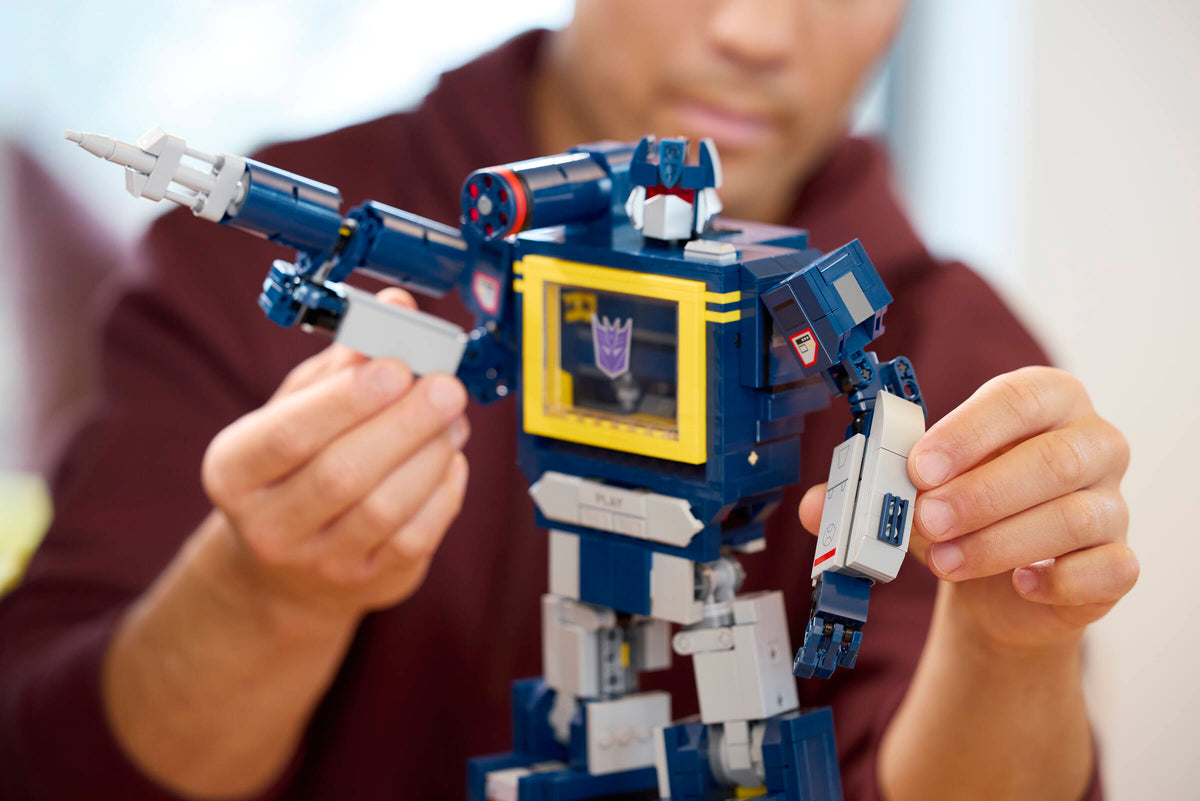 LEGO Soundwave 10358 posable joints detail