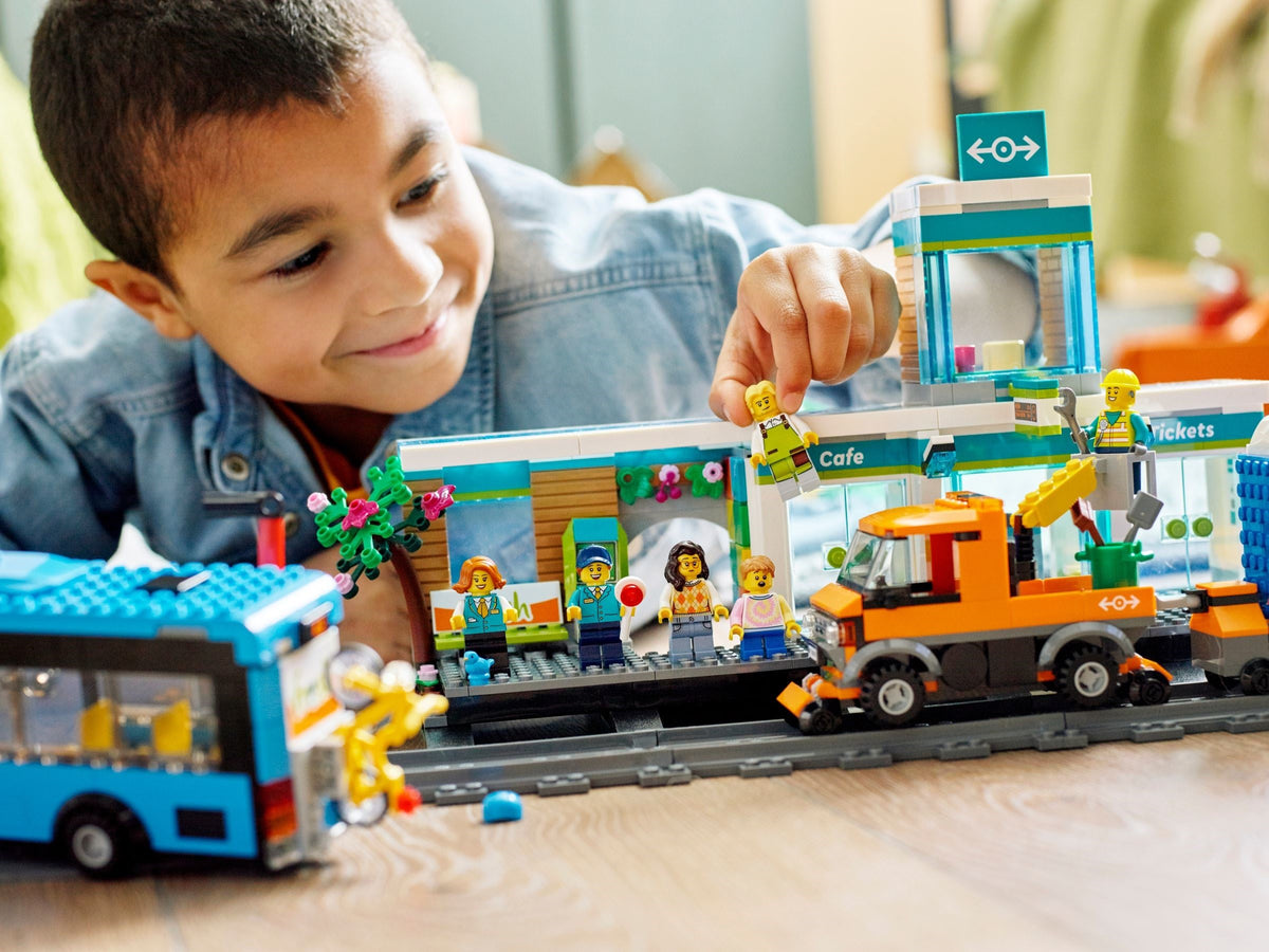 LEGO City 60335 Train Station terminal building and platform