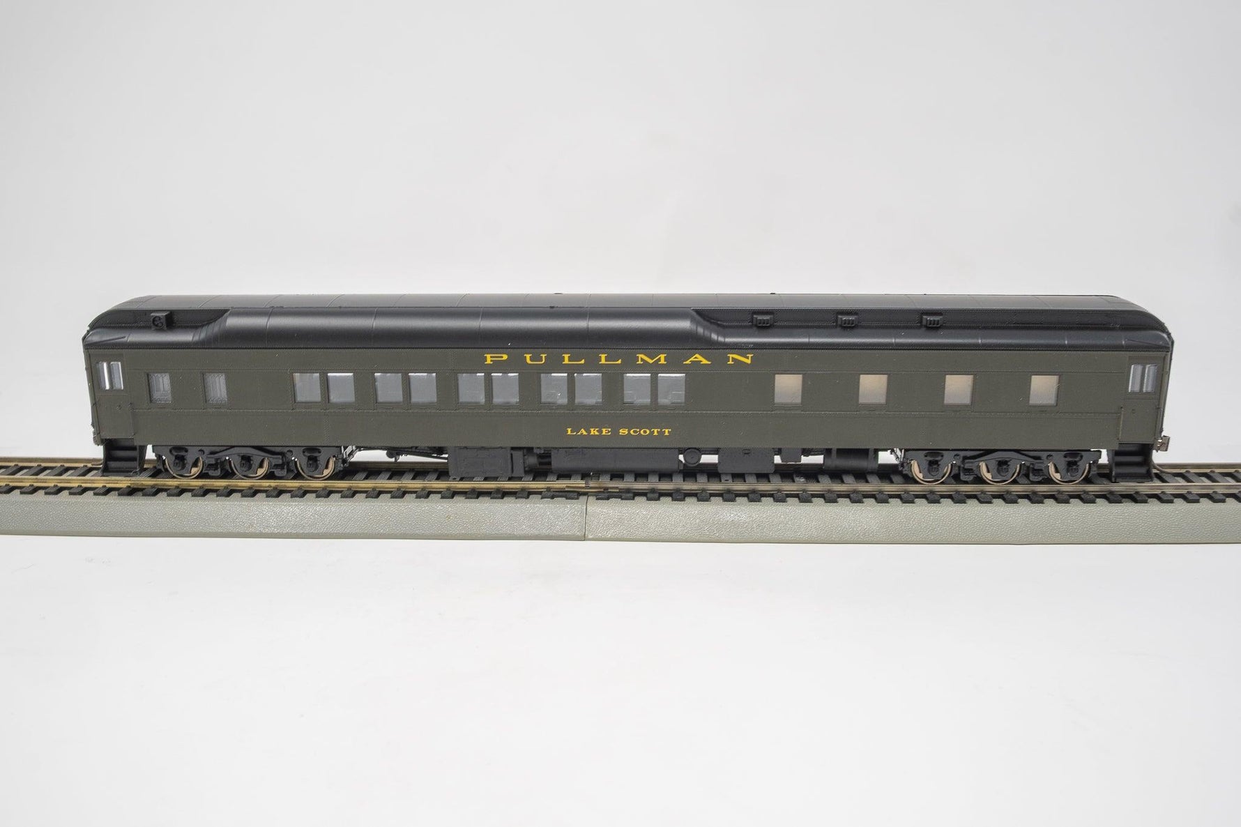 Atlas HO Scale - Pullman 'Lake Scott' (Pullman Green/Black)-Model Railroad/HO Scale/HO Passenger Cars-Arizona Hobbies